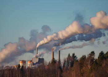 Banke kljub klimatskim zavezam kujejo dobičke s fosilnimi gorivi