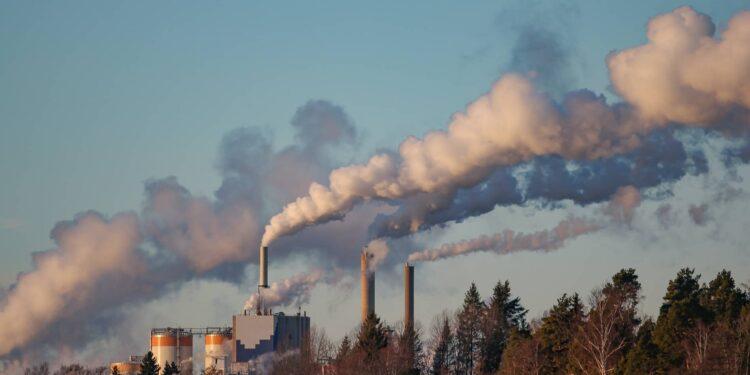 Banke kljub klimatskim zavezam kujejo dobičke s fosilnimi gorivi