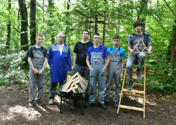 Gozdarska učna pot bogatejša za gnezdilnice za divje opraševalce